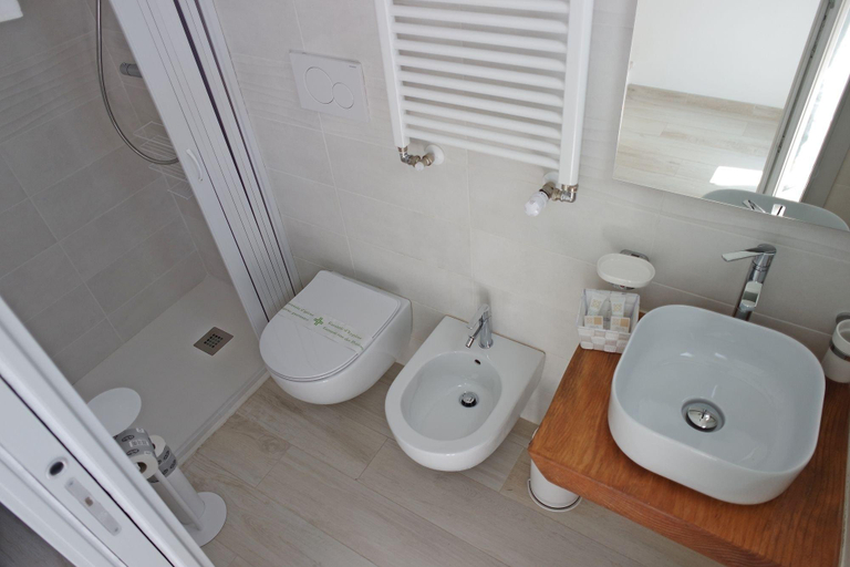 Bathroom 5, Vicolo Fiorito B&B, Bari