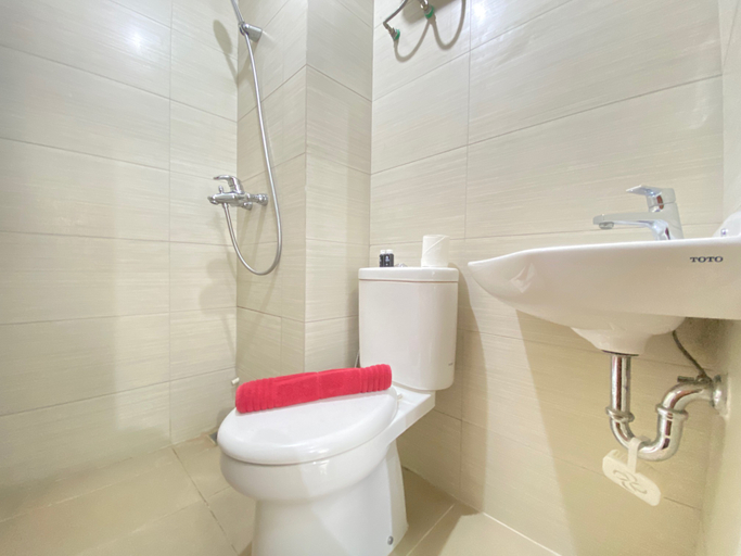 Bathroom 5, Scenic & Stylish 1BR at Gateway Pasteur Apartment By Travelio, Bandung