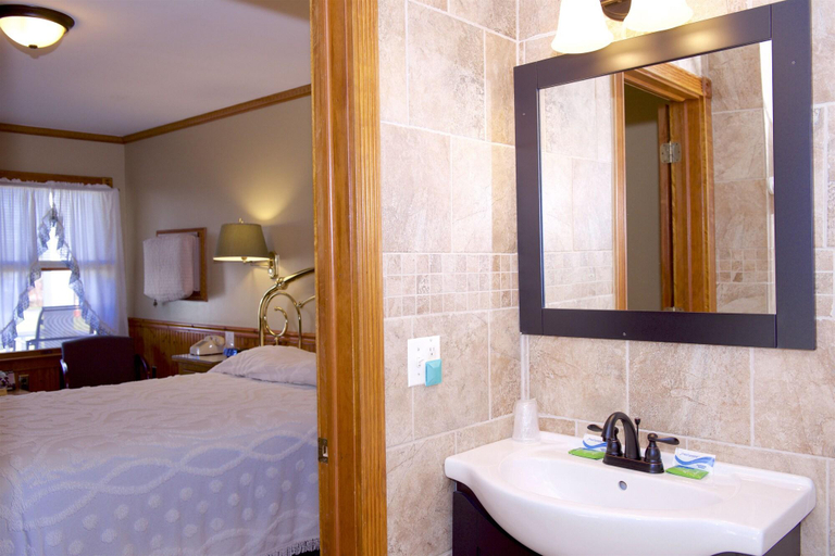 Bathroom 4, Myer Motel, Pike