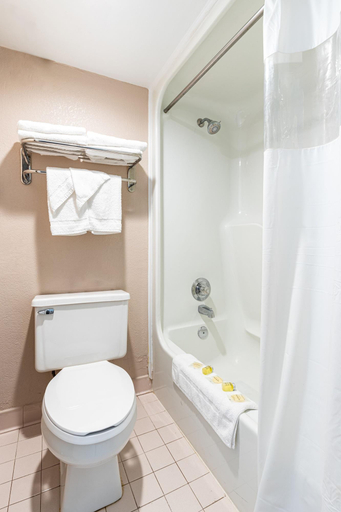 Bathroom 4, Sundial Inn, Virginia Beach
