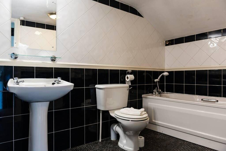 Bathroom 3, The Boot and Shoe, Cumbria
