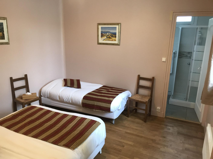 Bedroom 4, Hôtel les Iris, Eure