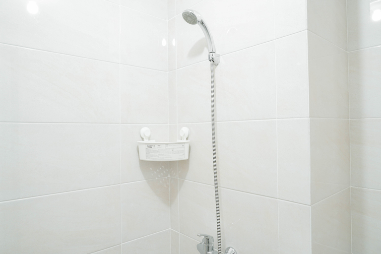Bathroom 5, Cozy Living Studio Mustika Golf Apartment By Travelio, Cikarang
