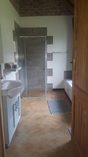 Bathroom, African Flair Country Lodge, Gert Sibande