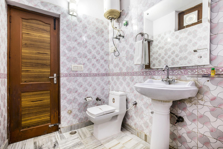 Bathroom 4, FabHotel Ivy Inn - Nr ISKCON Temple Noida Sec 35, Gautam Buddha Nagar