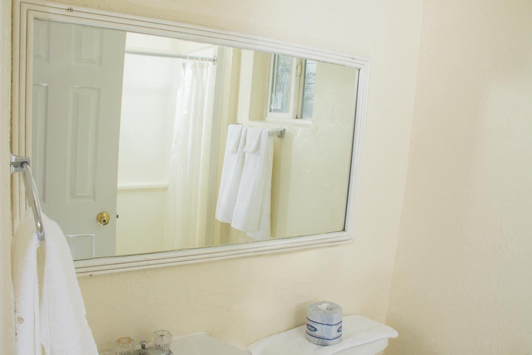 Bathroom 4, Budget Inn, Canyon