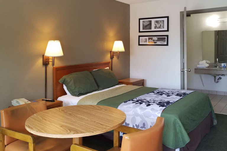 Bedroom 3, Rodeway Inn, Sumter
