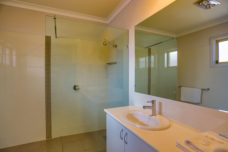 Bathroom 5, Murray Waters Motor Inn & Apartments, Gannawarra