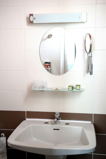 Bathroom 4, Hôtel de France, Finistère