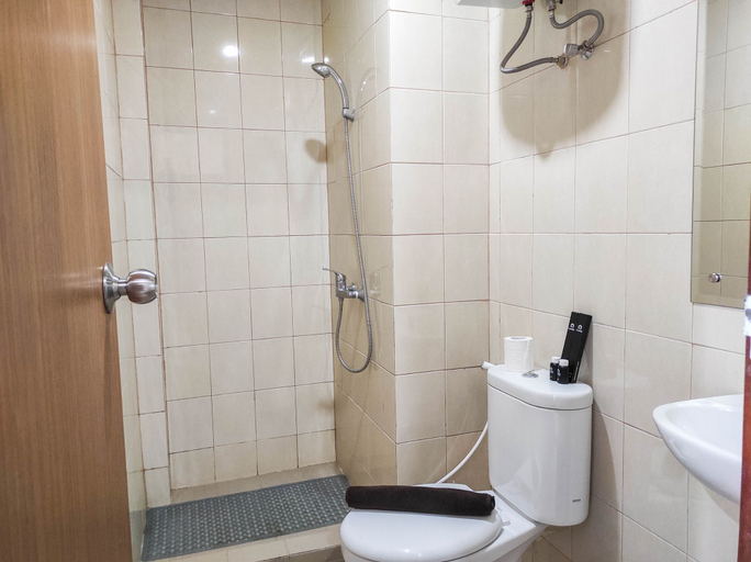 Bathroom 5, Luxurious 1BR at Vida View Makassar Apartment By Travelio, Makassar