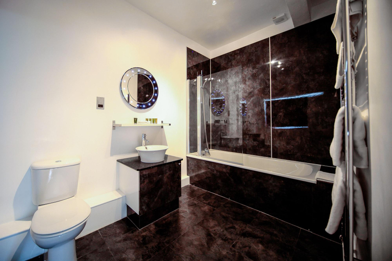 Bathroom 4, Rollestone Manor, Wiltshire
