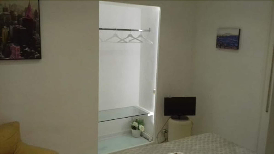 Bathroom 3, B&B Chiaia 32, Napoli