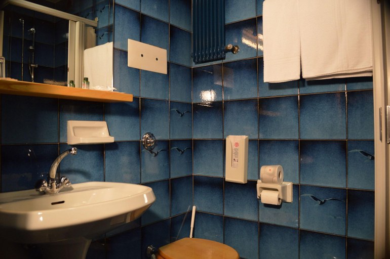 Bathroom 4, Hotel Sagittario, Padua