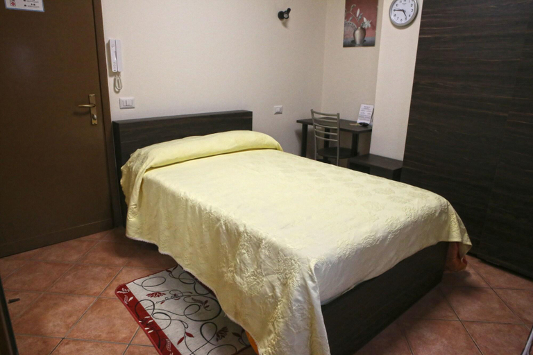 Bedroom 3, Albergo Gusmeroli, Sondrio