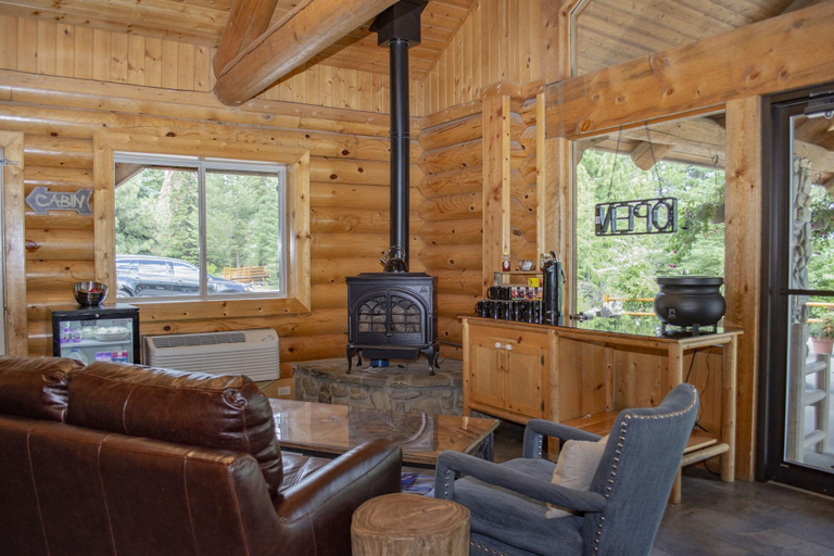 Public Area 2, Bonners Ferry Log Inn, Boundary
