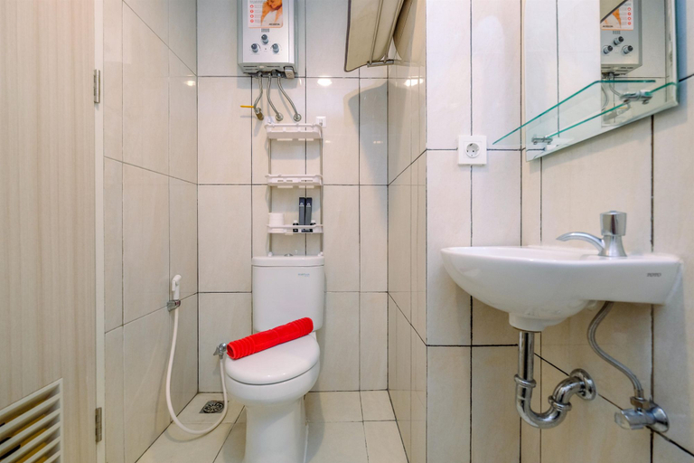 Bathroom 5, Comfy and Simply Studio Room at Grand Kamala Lagoon Apartment By Travelio, Bekasi
