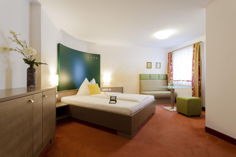 Bedroom 3, 1A Landhotel Schicklberg, Linz Land