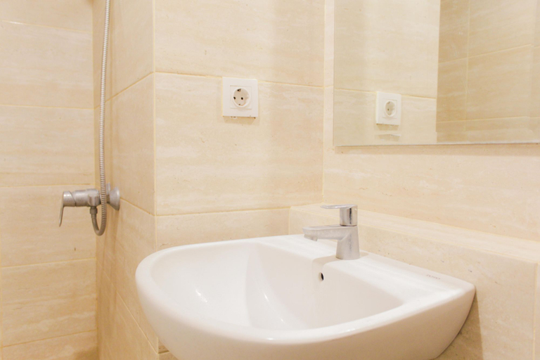 Bathroom 5, Modern Studio Apartment at Springwood Residence Tangerang By Travelio, Tangerang
