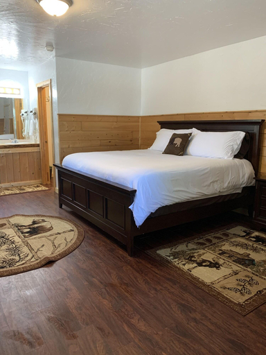 Bedroom 2, Chinook Winds Motel, Fremont