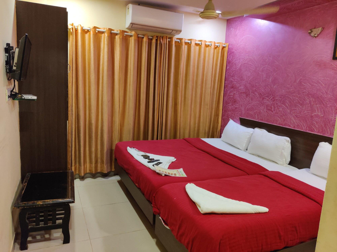 Bedroom 4, Hotel Golden Sagar, Mumbai Suburban