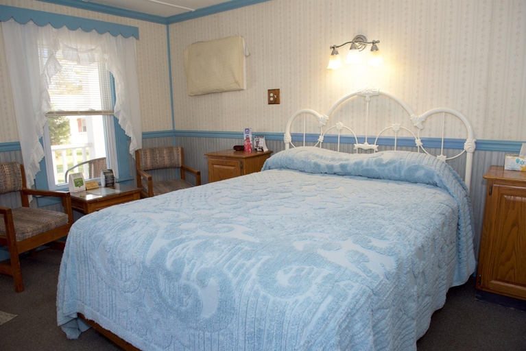 Bedroom 3, Myer Motel, Pike