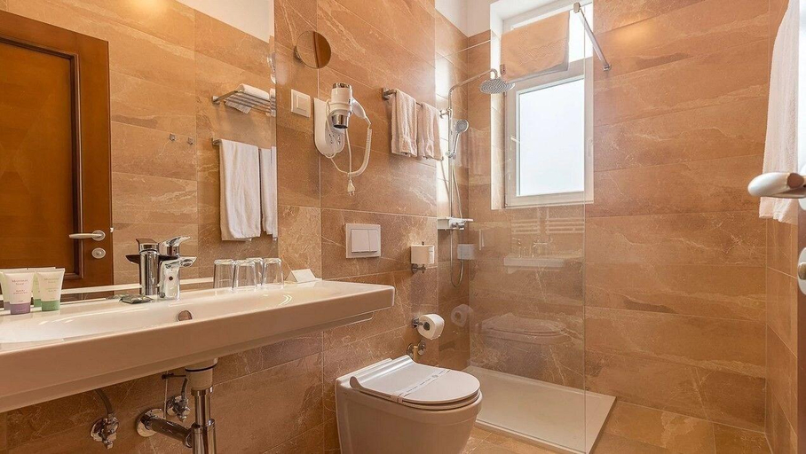 Bathroom 4, Hotel Maroon, Zagreb