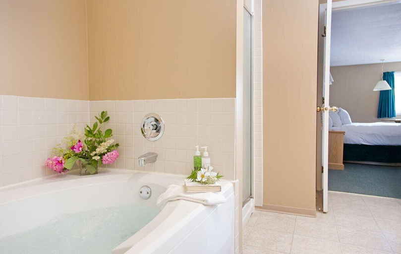 Bathroom 4, The Lodge at Arrow Lakes, Central Kootenay