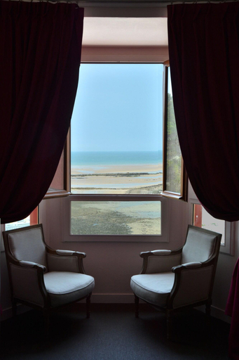 Bathroom 4, Hotel Des Bains, Manche
