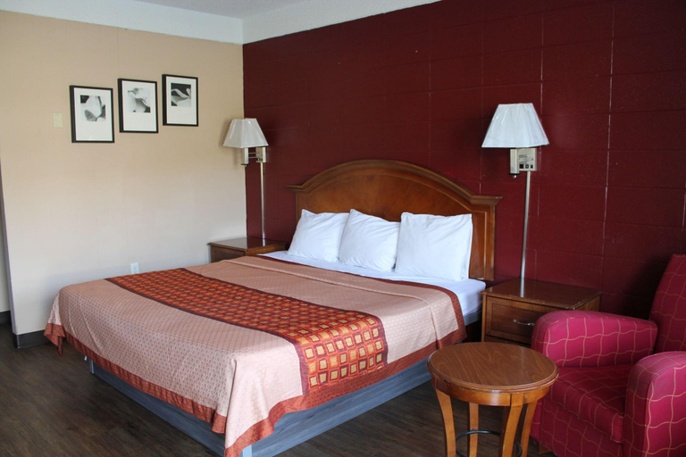 Bedroom 4, Budget Inn Carthage, Smith