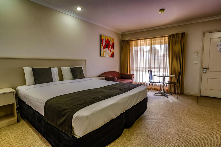 Bedroom 3, Murray Waters Motor Inn & Apartments, Gannawarra