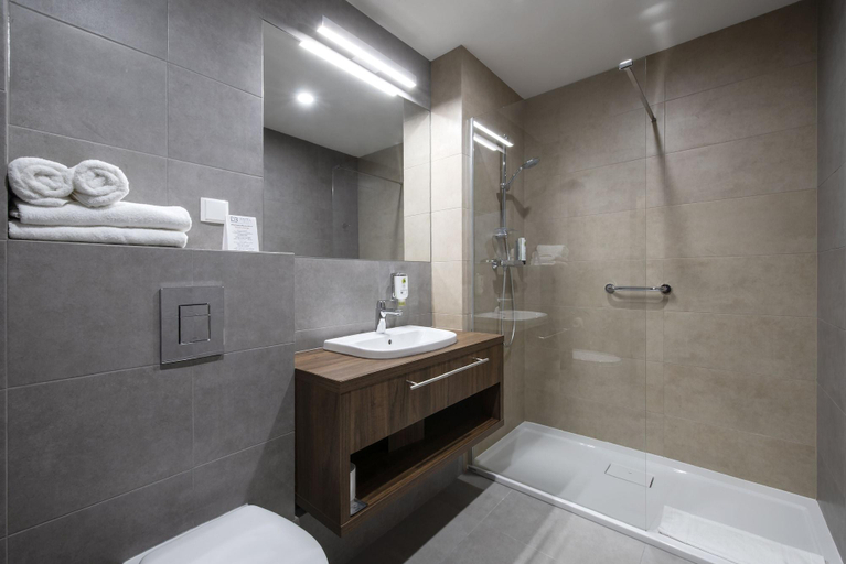 Bathroom 4, DB Hotel Wrocław, Środa Śląska