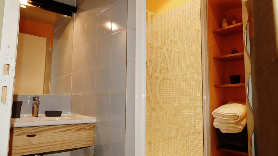 Bathroom 4, Mas Escombelle, Gard