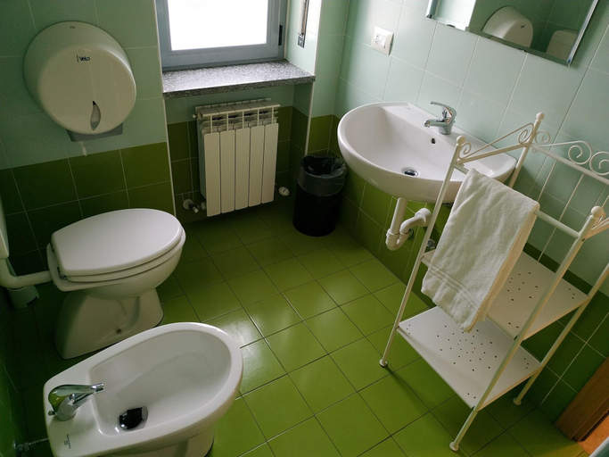 Bathroom 5, Ostello di Saronno - Malpensa Hostel, Varese