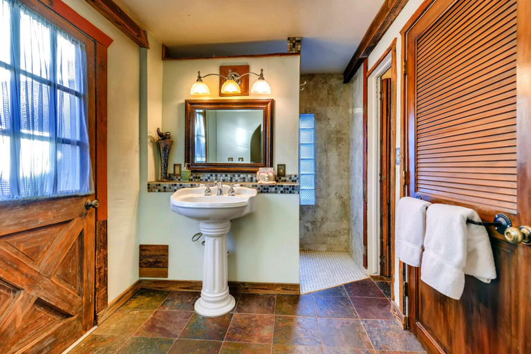 Bathroom 4, Cliff House Lodge Bed And Breakfast, Jefferson