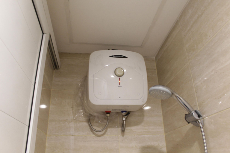 Bathroom 5, Fully Furnished with Cozy Design Studio Apartment Springwood Residence By Travelio, Tangerang