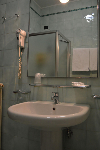 Bathroom 4, Hotel Sagittario, Padua
