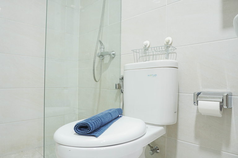 Bathroom 5, Elegant 1BR Apartment with Working Space Mustika Golf Residence By Travelio, Cikarang
