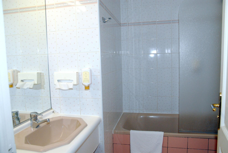 Bathroom 4, Hostellerie du Pavillon Saint-Hubert, Oise