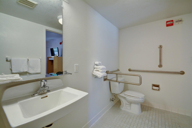 Bathroom 4, Motel 6 Windsor Locks, CT - Hartford, Hartford