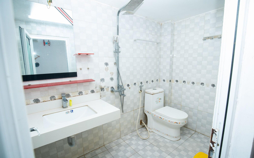 Bathroom 4, Khach san Phuong Dong, Cầu Giấy