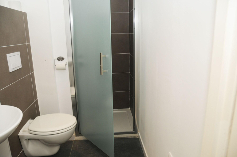 Bathroom 5, Kyriad Direct Morez, Jura