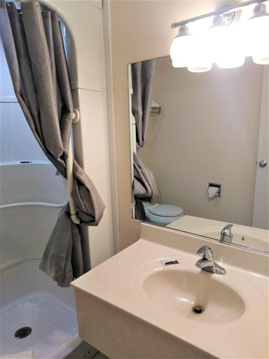Bathroom 4, Red Carpet Inn Jeffersonville, Clark