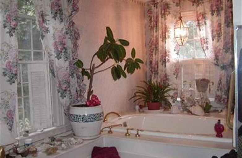 Bathroom, The Inn on the Horse Farm, Middlesex