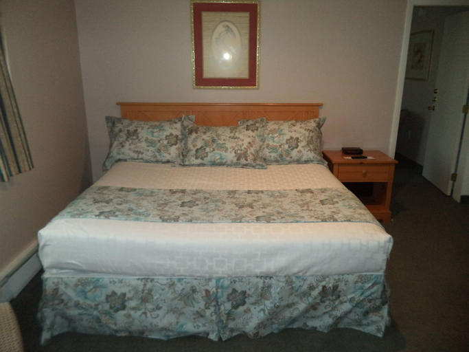 Bedroom 4, Colonial Valley Motel, Franklin