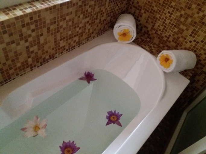Bathroom 4, Ocean Queen hotel, Kalutara