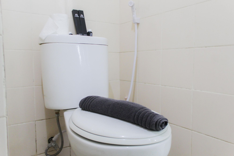 Bathroom 5, Nice and Cozy Studio City Park Apartment By Travelio, West Jakarta