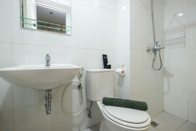 Bathroom 5, Comfy and Nice Studio Apartment at Tamansari Mahogany By Travelio, Karawang