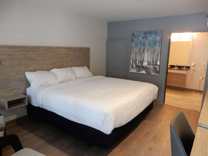 Bedroom 3, Dannys Hotel Suites SureStay Collection by BW, Gloucester
