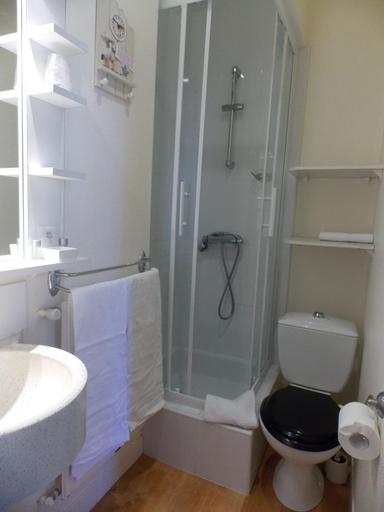 Bathroom 4, Hôtel San Pedro, Ille-et-Vilaine