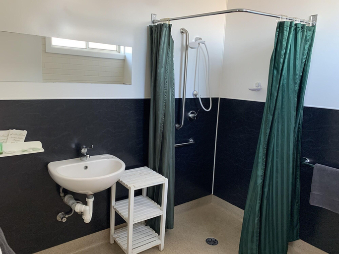 Bathroom 3, Wedderburn Goldseeker Motel, Loddon - South